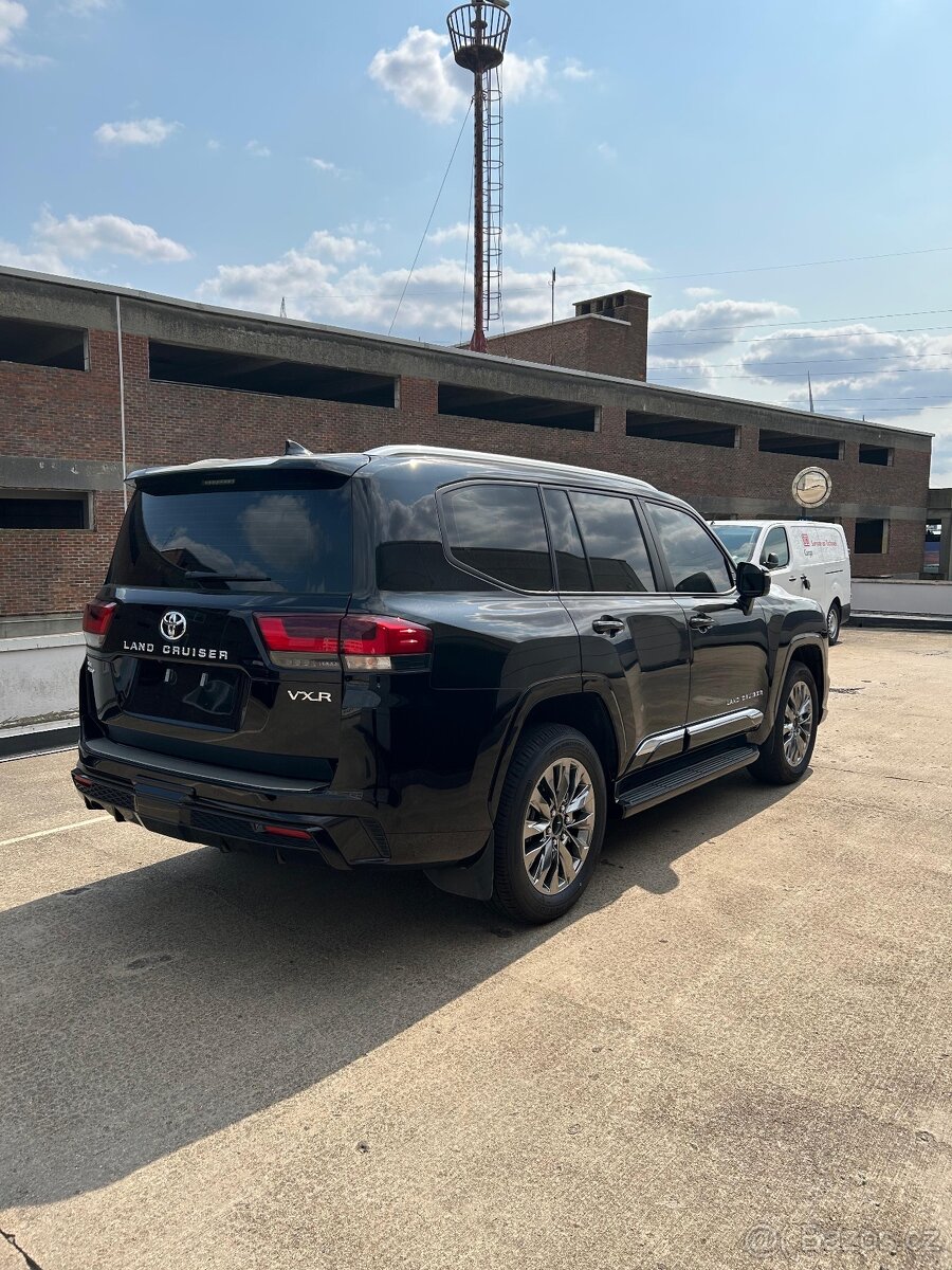 Toyota Land Cruiser LC300 VIP/ 3.5 benzin / nový vůz