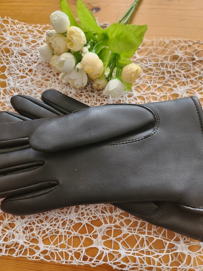 Vyteplené černé rukavice na štíhlou ruku - 3