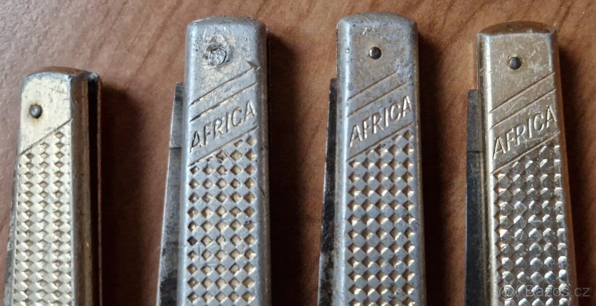 Svítilna - cvrček,nožíky Mikov Afrika a jiné,ple.pistolka - 3