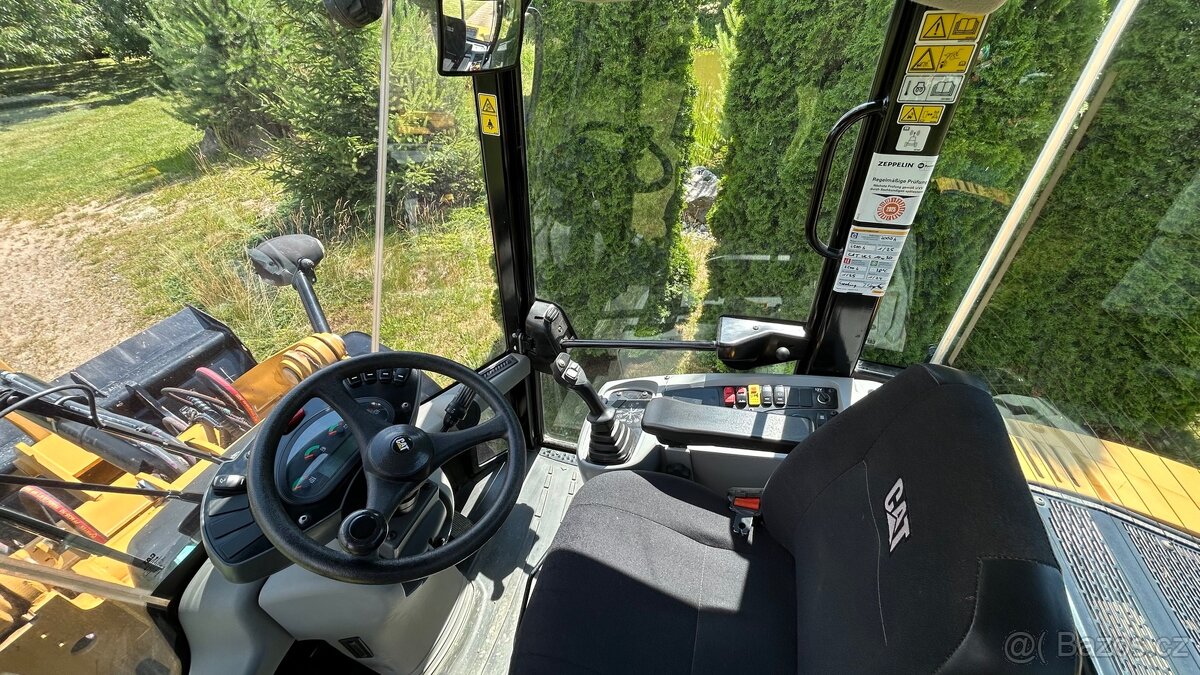 Nakladač CATERPILLAR 908M - 3