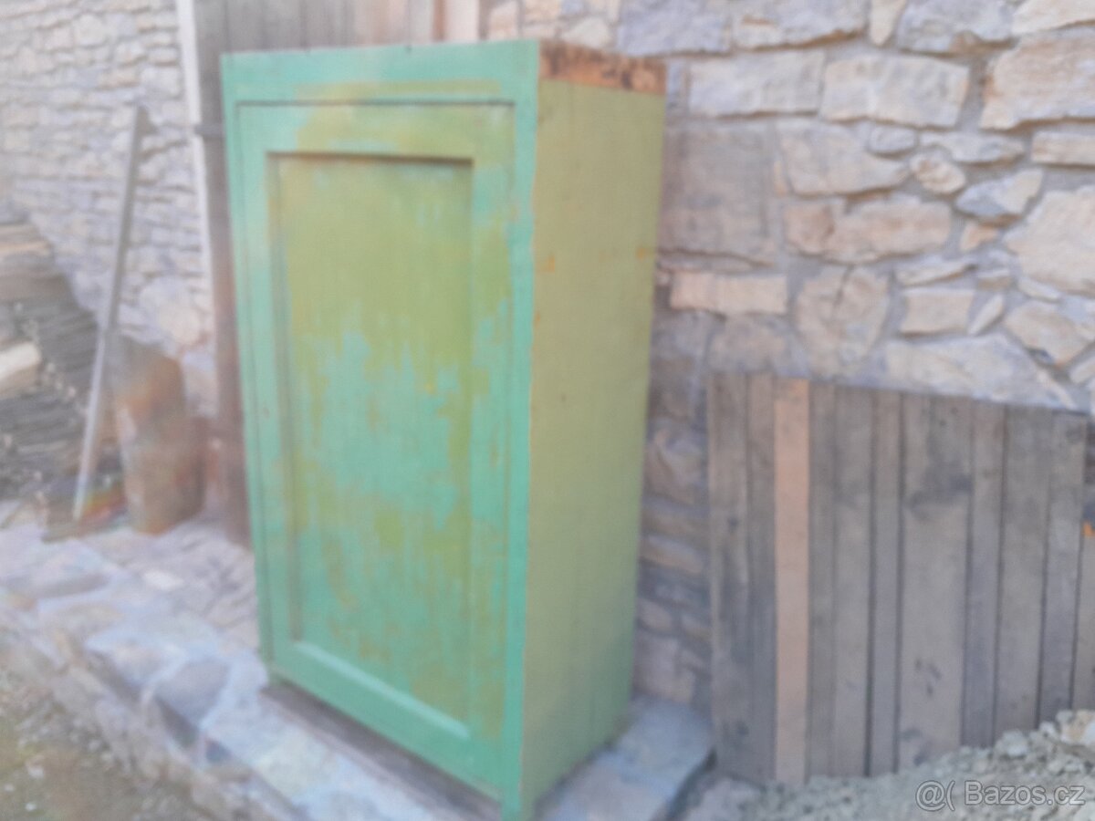 Dřevěná šatní skříň antik - 3