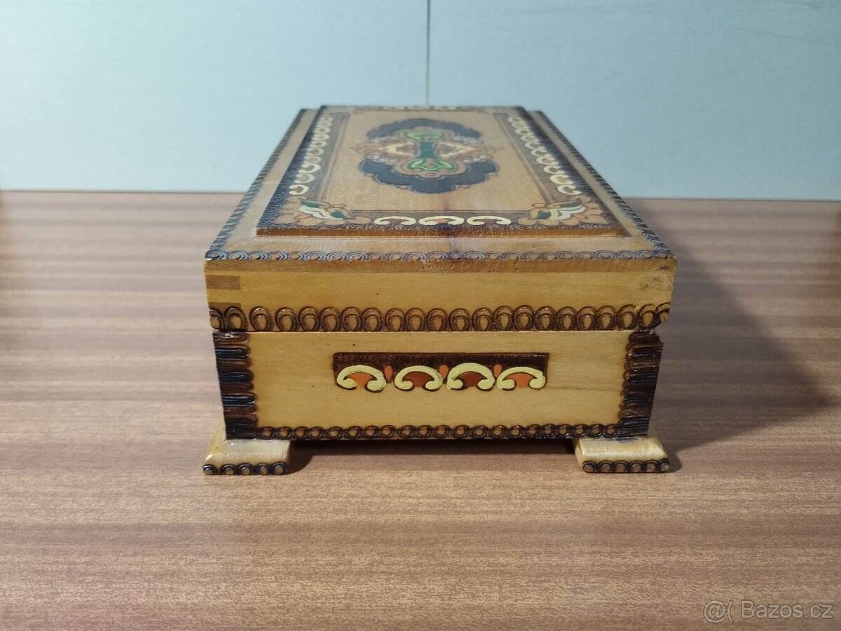 Dřevěná šperkovnice + bižuterie - 3