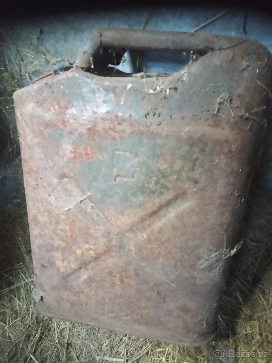 Prodam tyto dva stare plechove 20L.kanystry. - 3