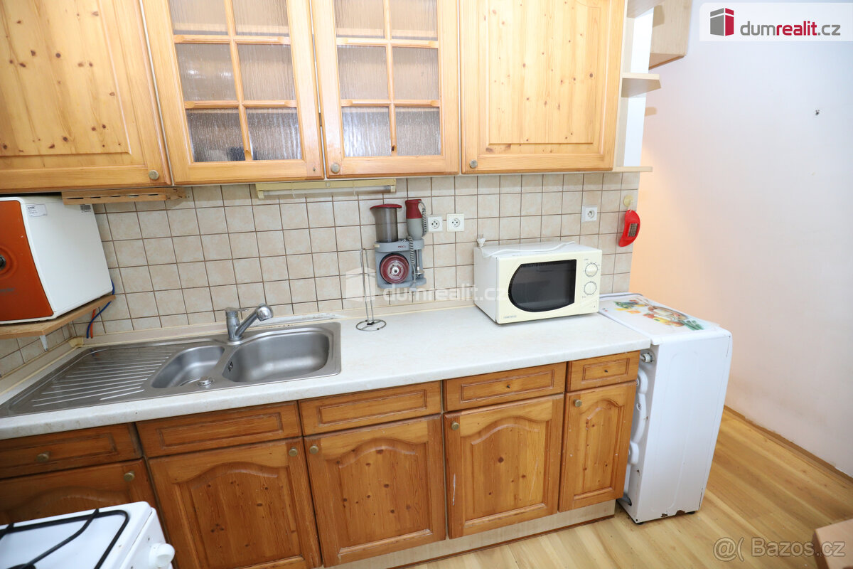 Prostorný udržovaný byt 3+1 v přízemí cihlové budově v klidn - 3