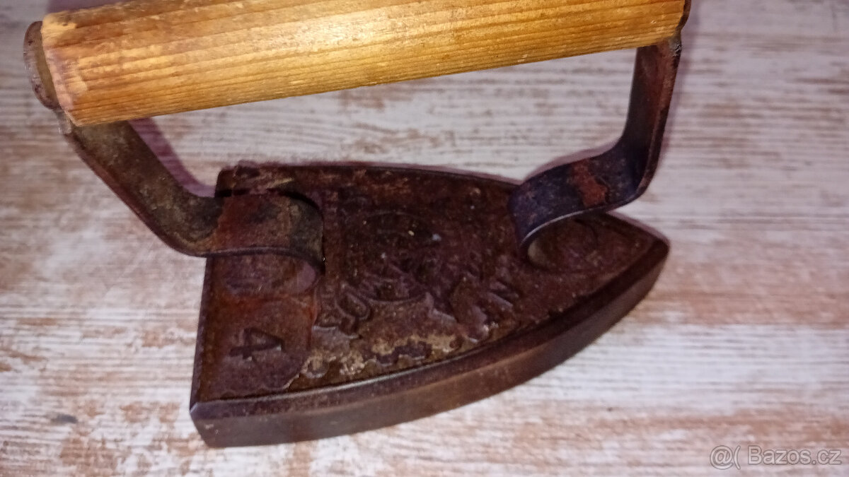 Prodám pěknou starou litinovou žehličku 2 - 3