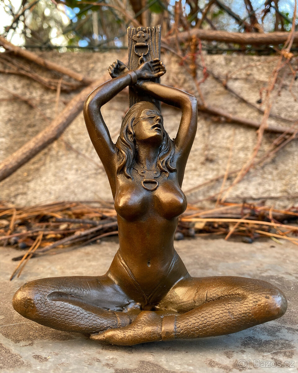 Bronzová socha nahá žena erotické těžítko dívka v poutech - 3