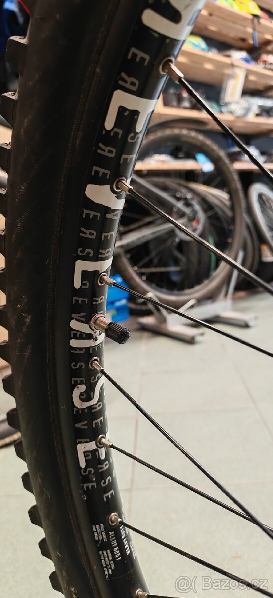 commencal supreme dh v4 - 3