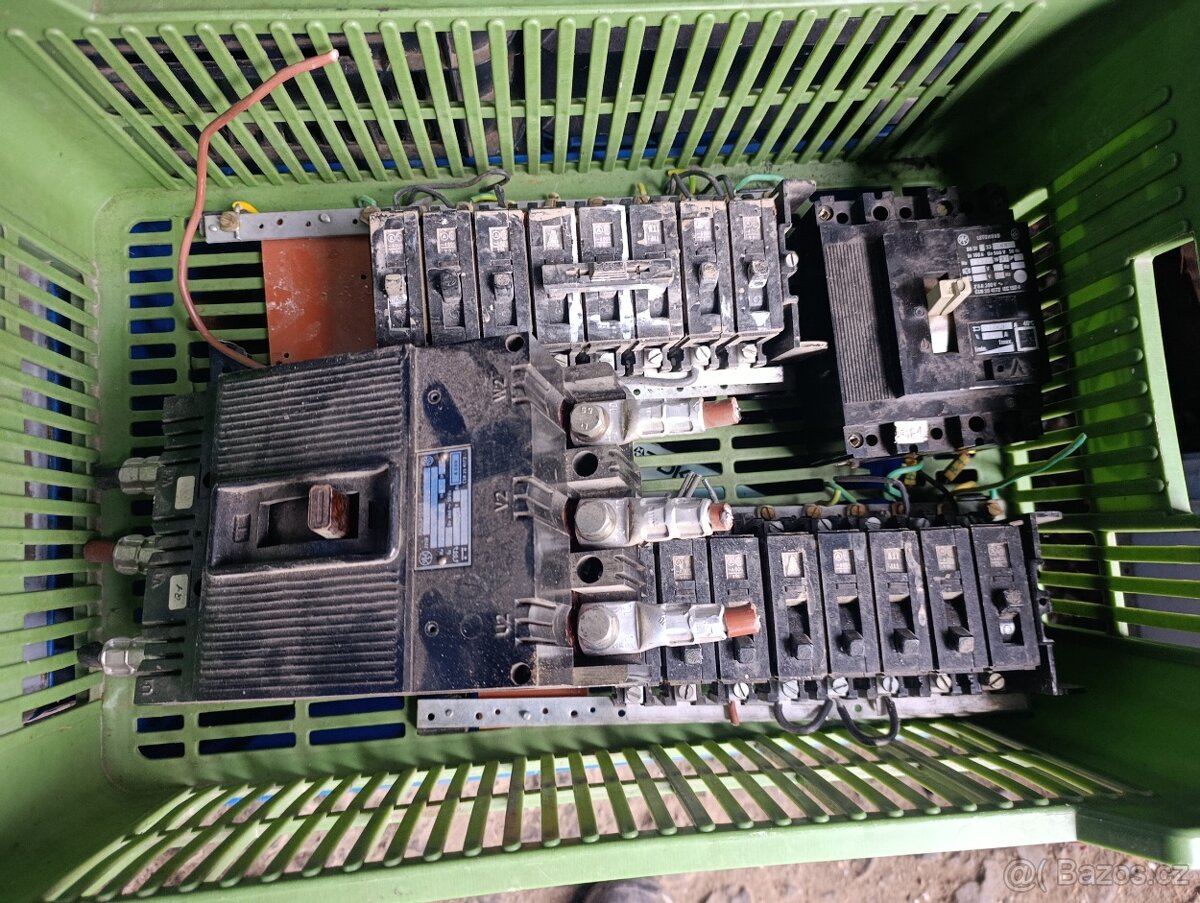 Bakelitové jističe menší větší - 3