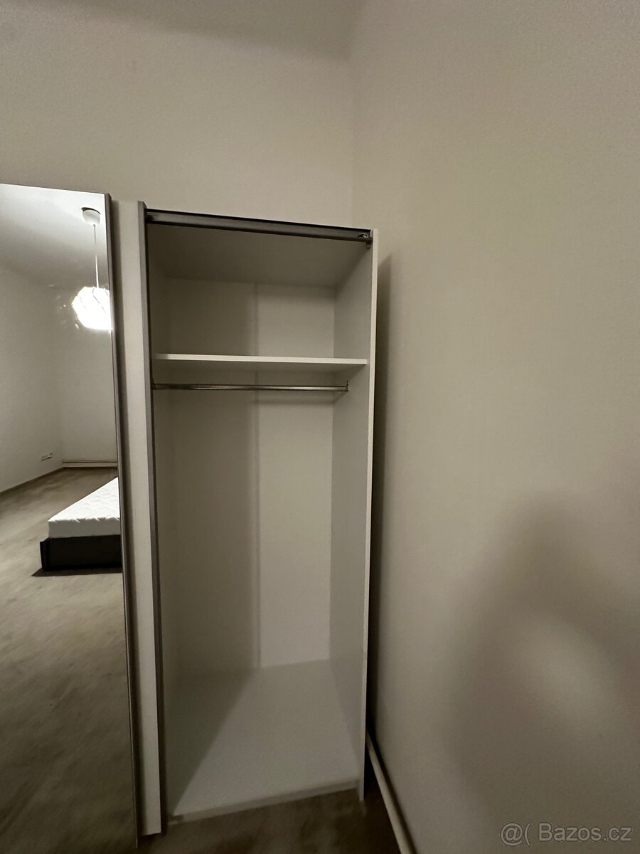 Skříň se zrcadlem - 3