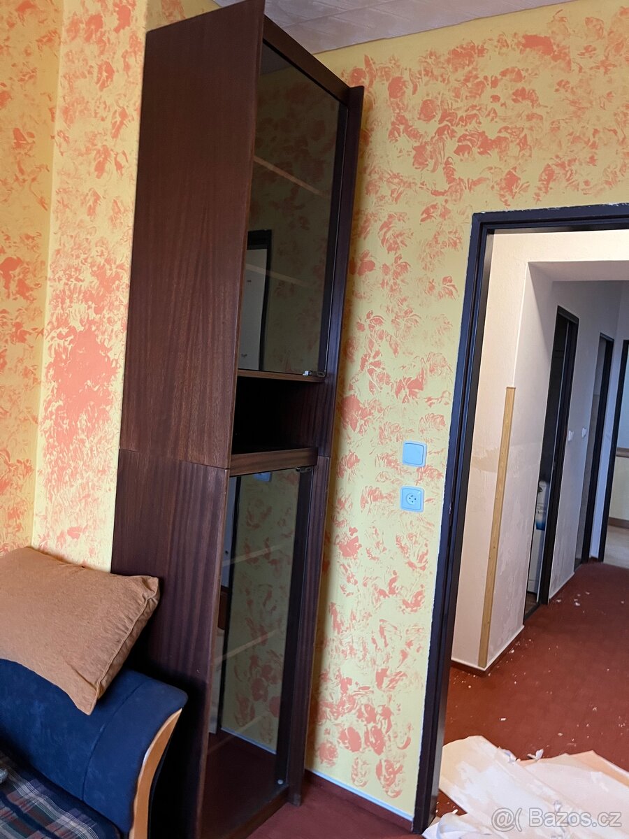 3 vysoké skříně (obývací stěna) - 3