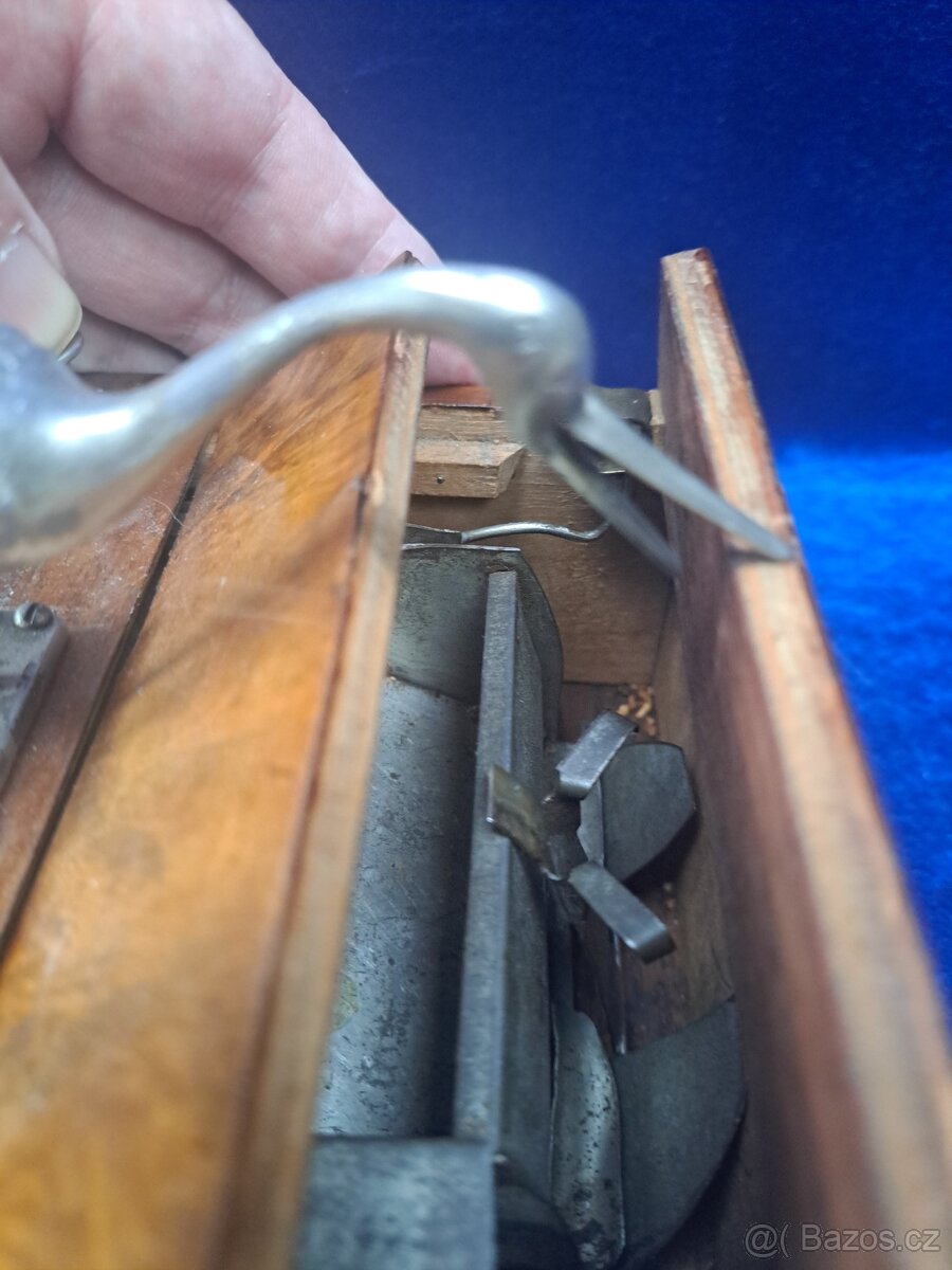 Zásobník a podavač na cigarety - 3