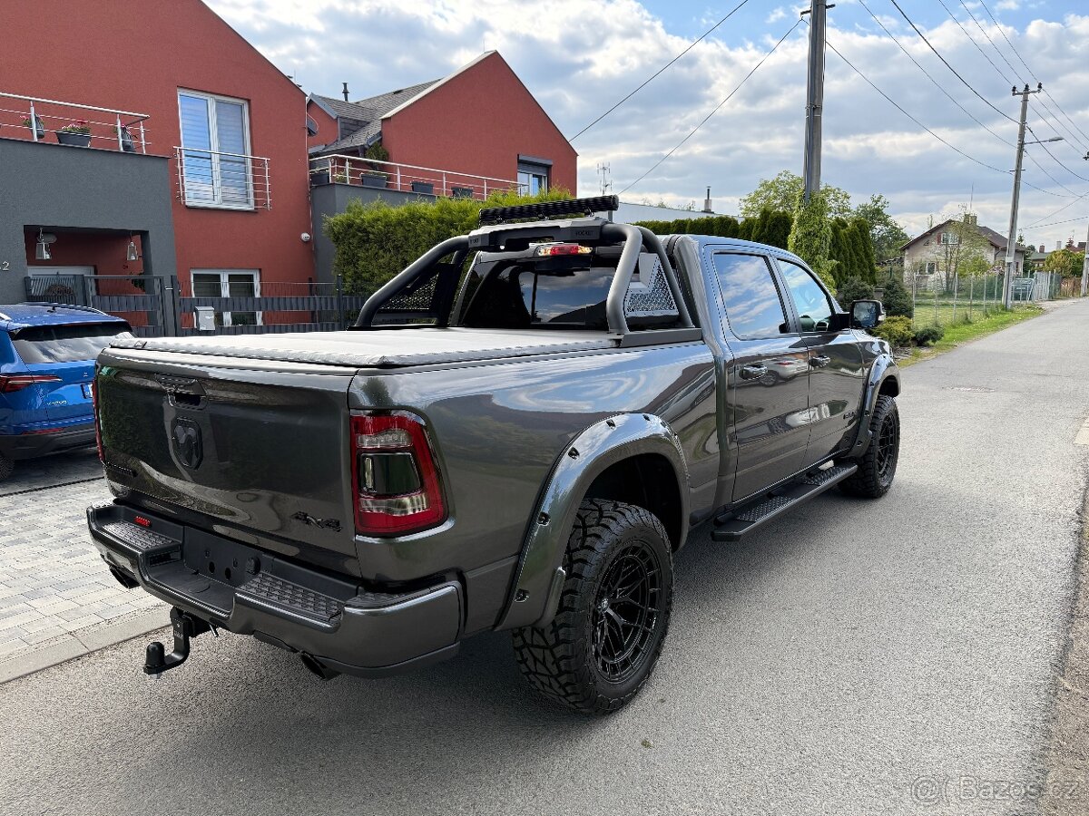 DODGE RAM 1500 LARAMIE LONGBED 6MÍST
