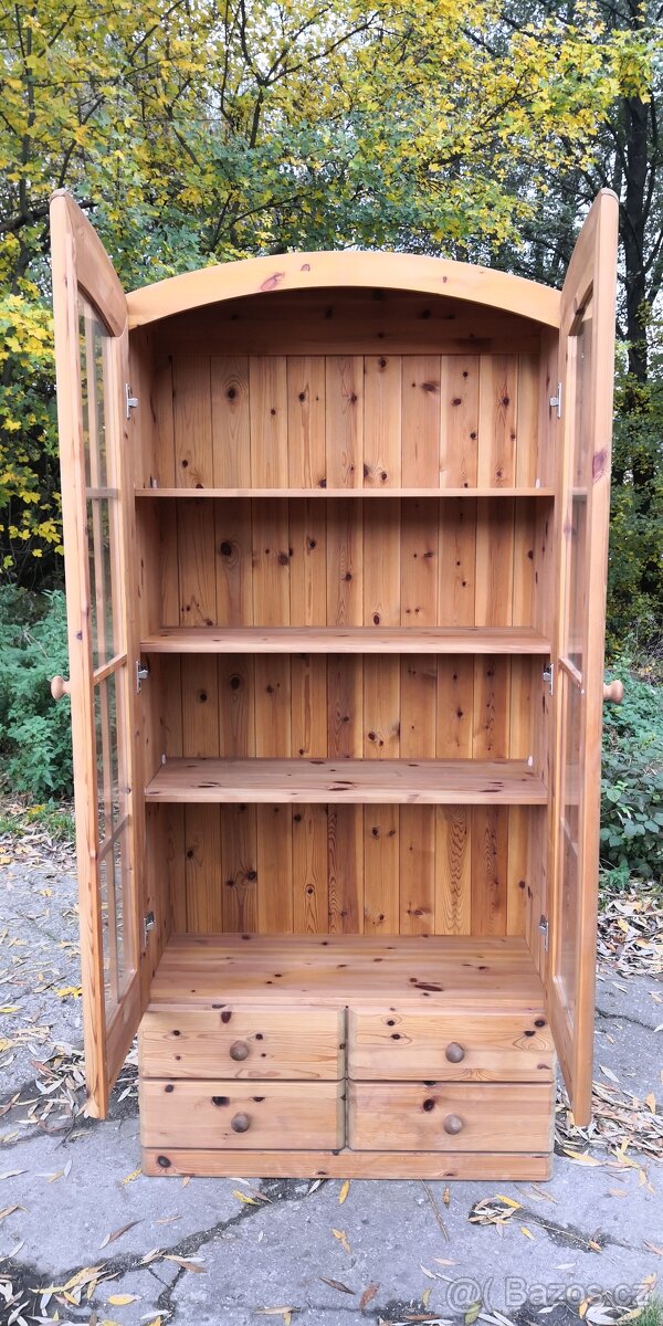 Masivní vitrína s masivními policemi a s šuplíky - 3