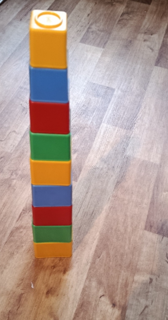 Retro pyramida z kostek – značka Směr - 3