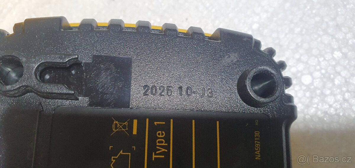 DEWALT DCB118 - 3