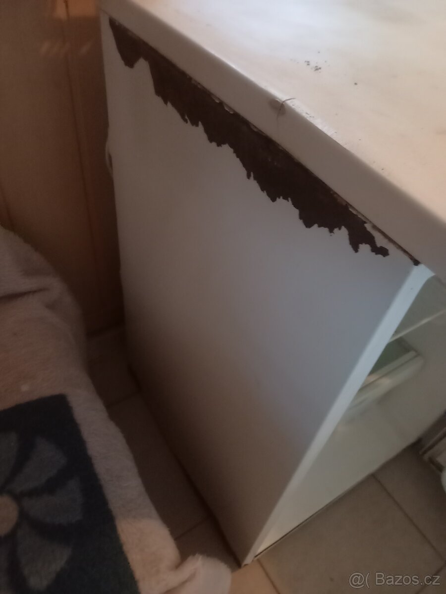 Starší lednička Zanussi s mrazákem, plně funkční. - 3