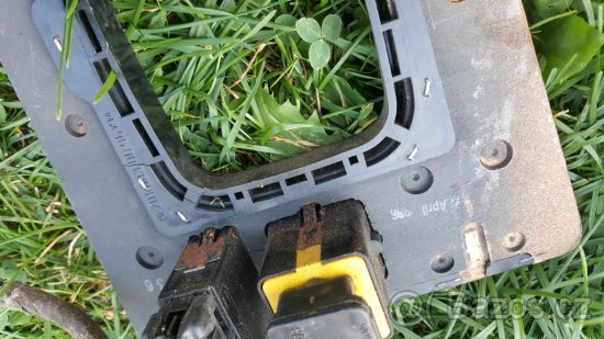 Dřevěný dekor a kompresor Mercedes Benz 190 - 3