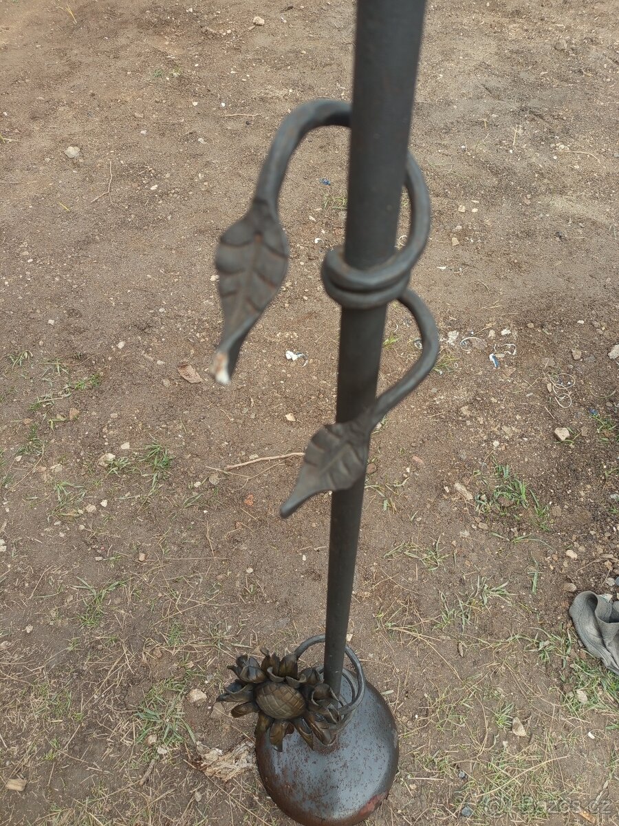 Ručně kovaný stojan - 3