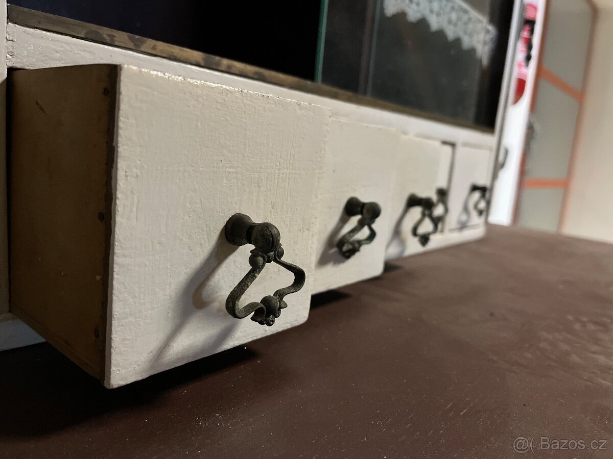 Starobylá zachovalá kredenc - 3