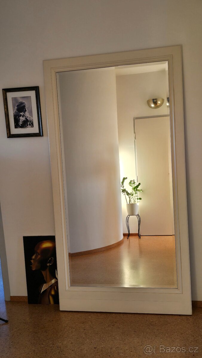 Velké zrcadlo se zabudovanými kolečky pro snadnou manipulaci - 3