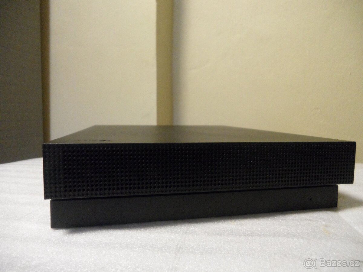 Xbox One X 1TB + 2 ovladače - 3