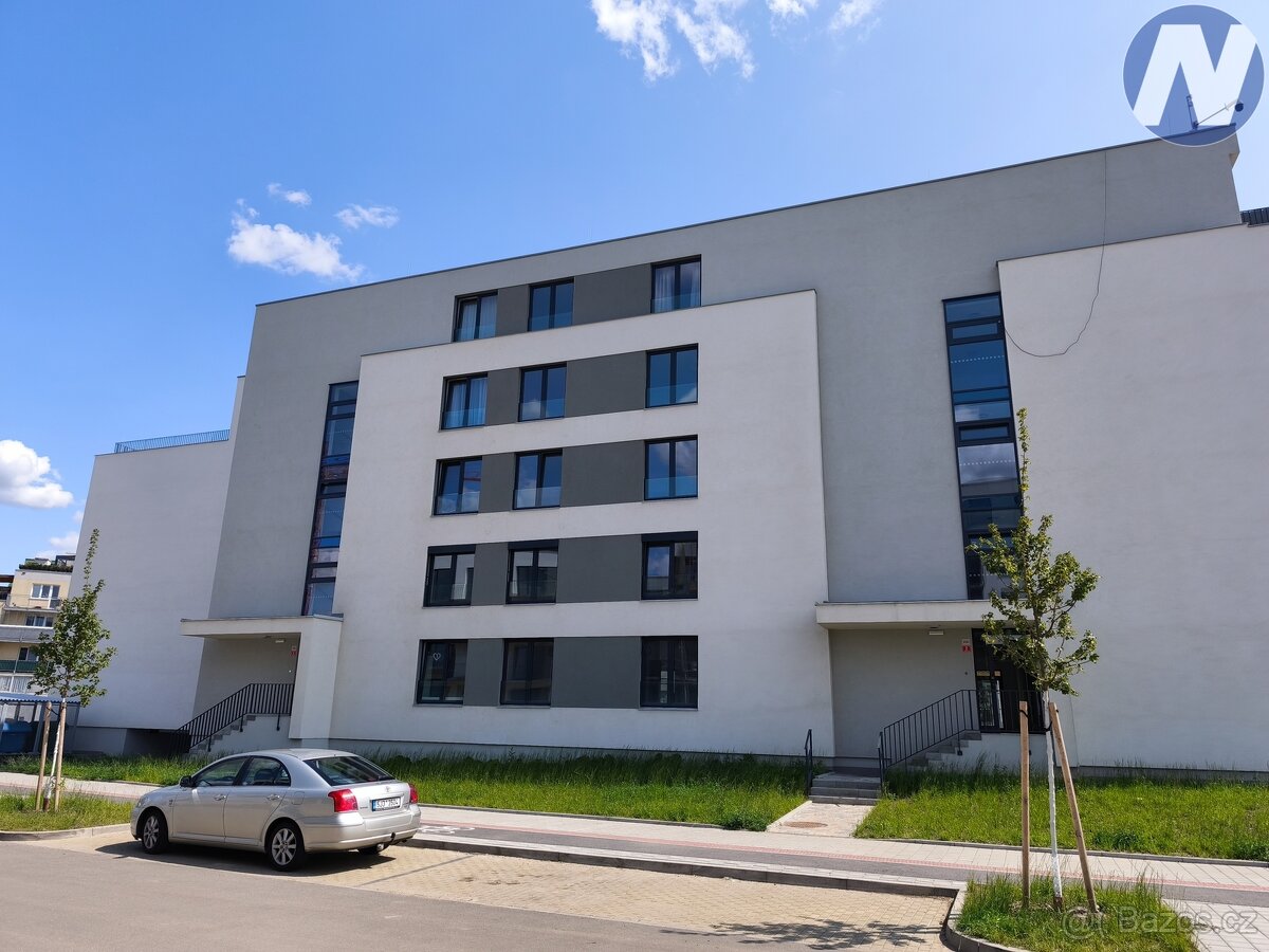 Pronájem garážového stání s vlastní dobíjecí el. stanicí – P - 3