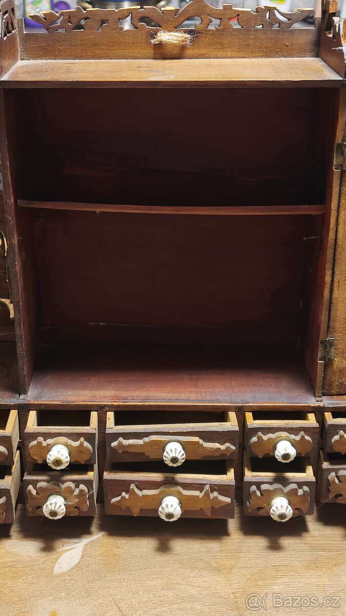 Dřevěná, zdobená skříňka . - 3