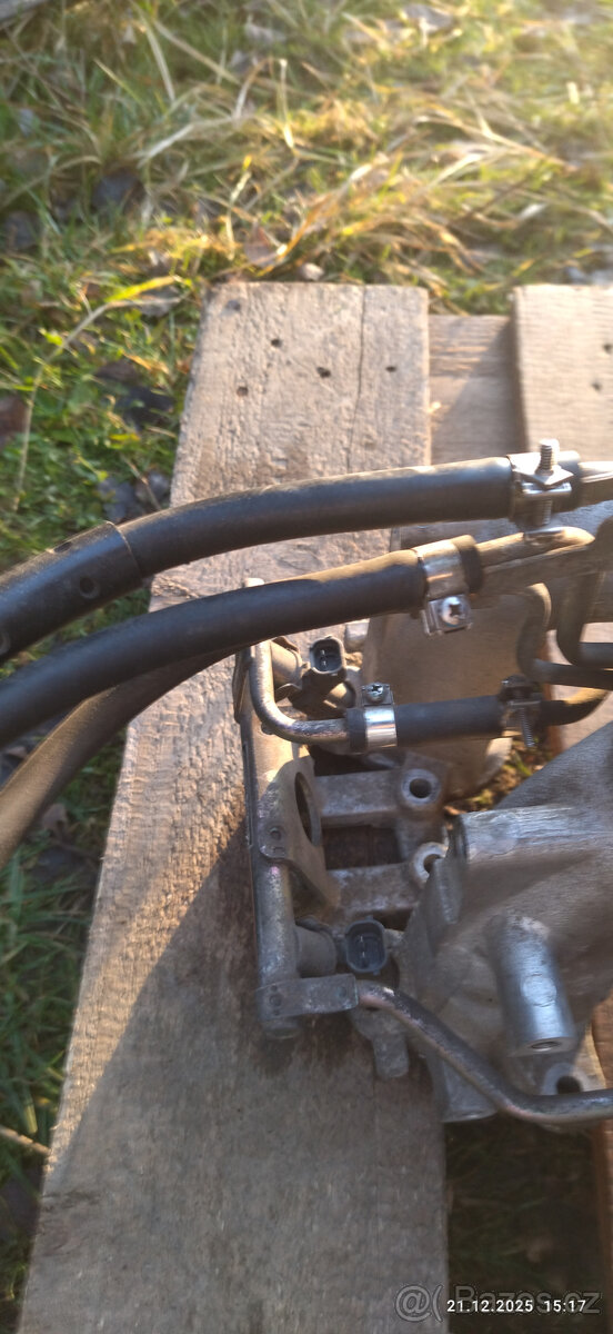 Sání a škrtící klapka suabaru EJ201 - 3