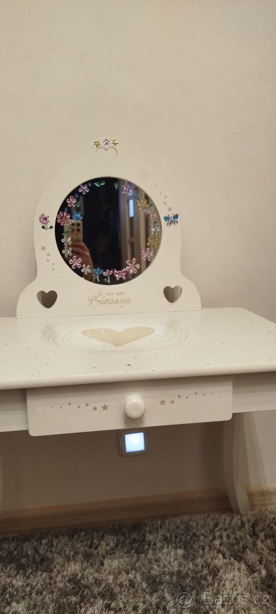 Kosmetický stolek - 3