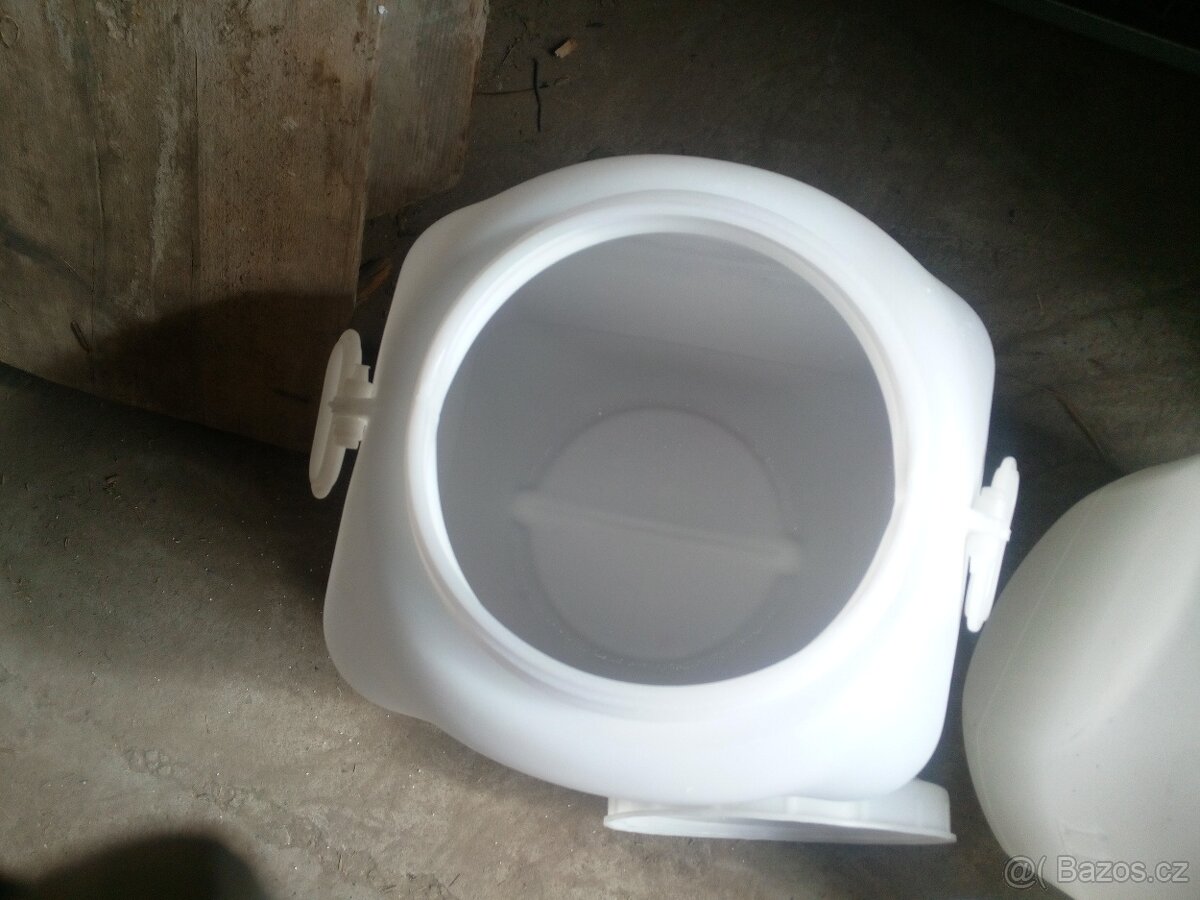 Plastové sudy o obsahu 55 a 53 litrů - 3