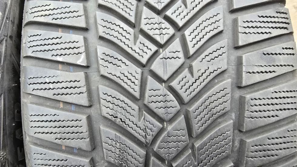 Zimní pneu 235/40/19 Good Year - 3