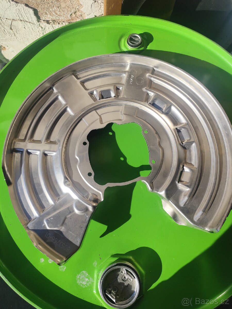 BMW M2 ochranný plech - 3