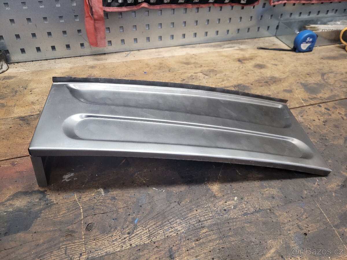 Tatra 148 podběh schodu vnější - 3