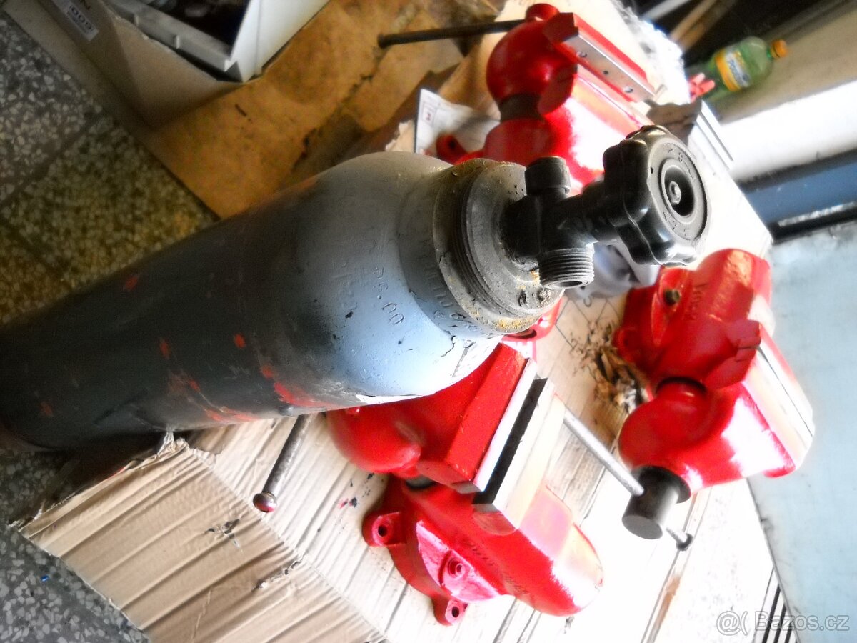 Tlaková láhev CO2 a svěrák - 3