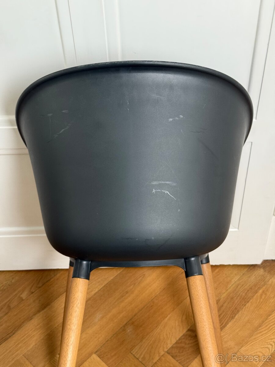 Šedá židle - 3