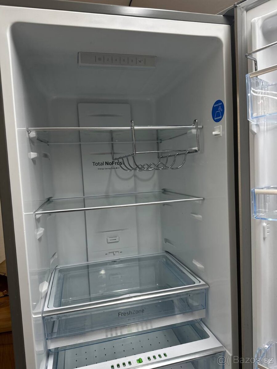 Lednice s mrazákem Amica - 3