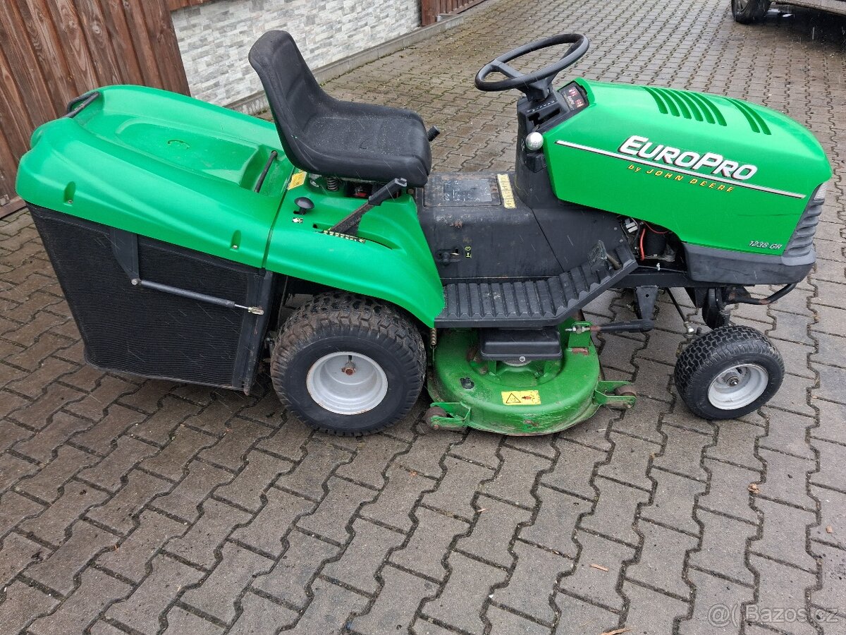 ZAHRADNI TRAKTOR JOHN DEERE - 3