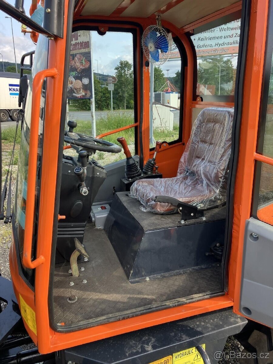 KOLOVÝ KLOUBOVÝ NAKLADAČ 920T - 3