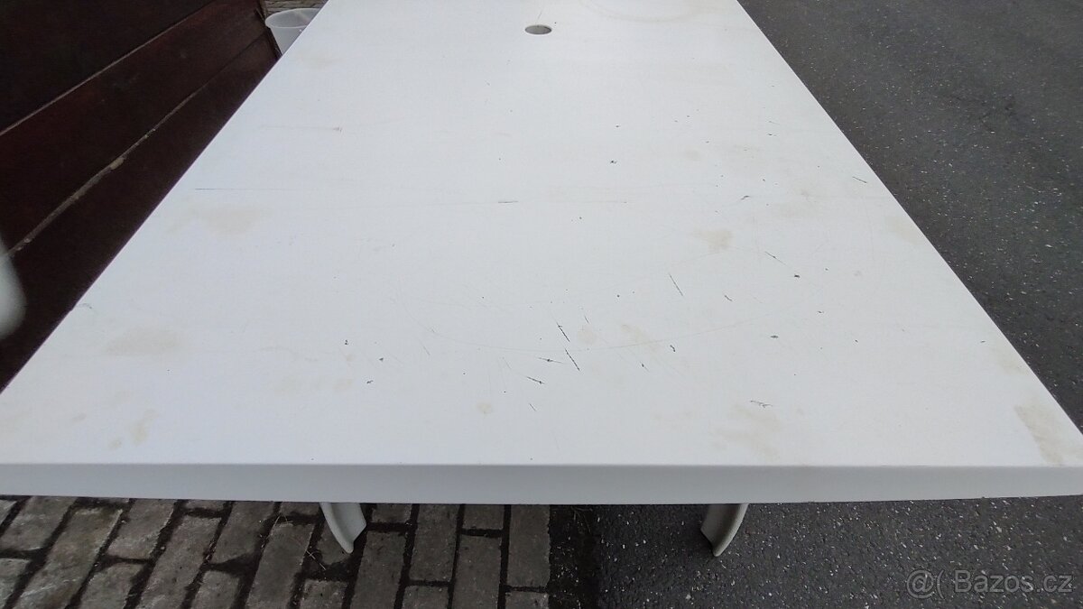Kvalitní velký plastový stůl - 3