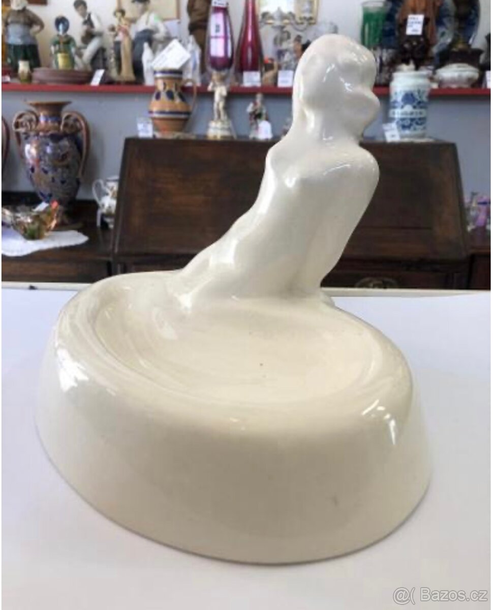 Porcelánová soška akt dívky - 3