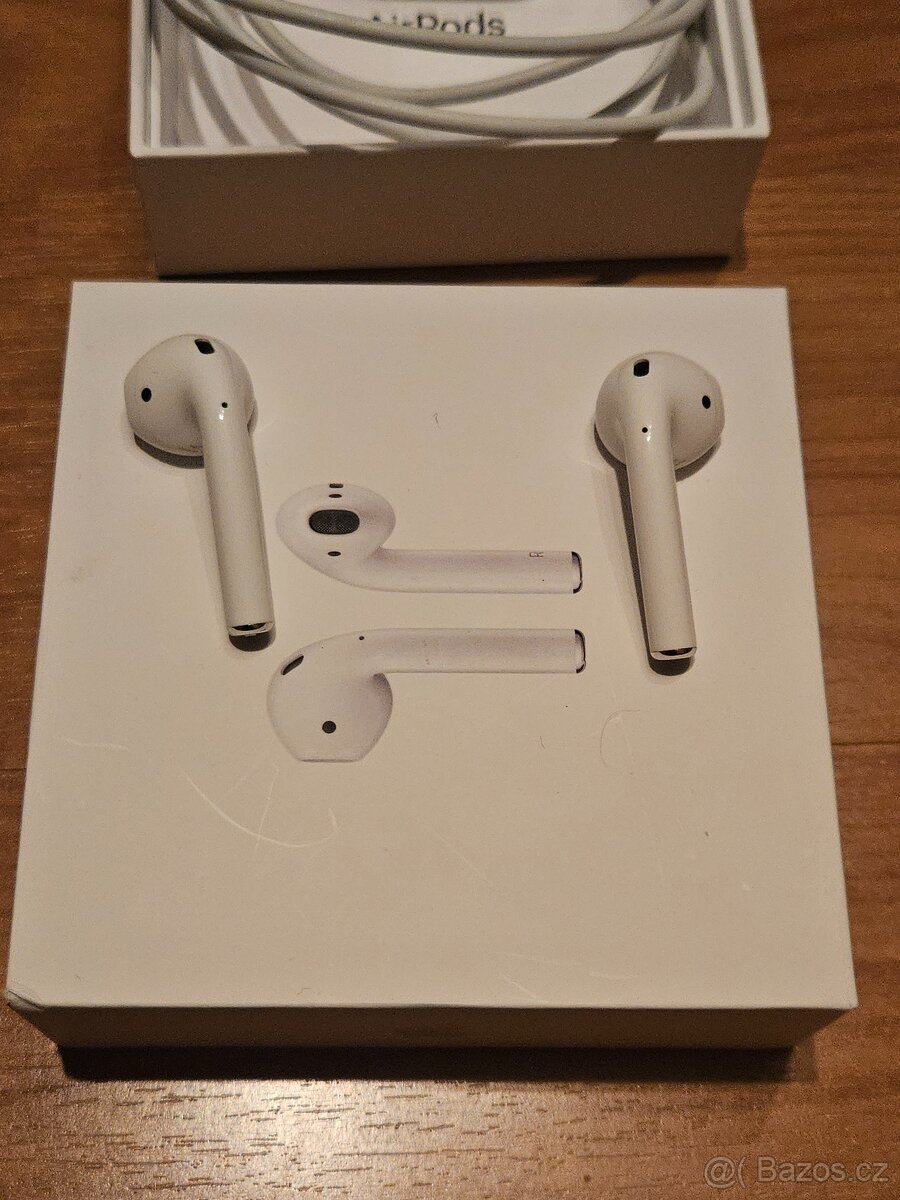 Apple AirPods 2 s nabíjecím pouzdrem - 3
