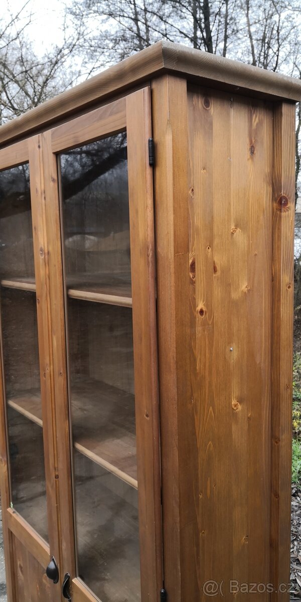 Masivní policová knihovna - vitrína - 3