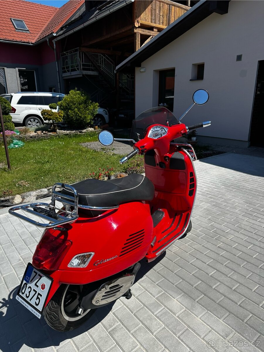 Piaggio Vespa 300GTS - 3