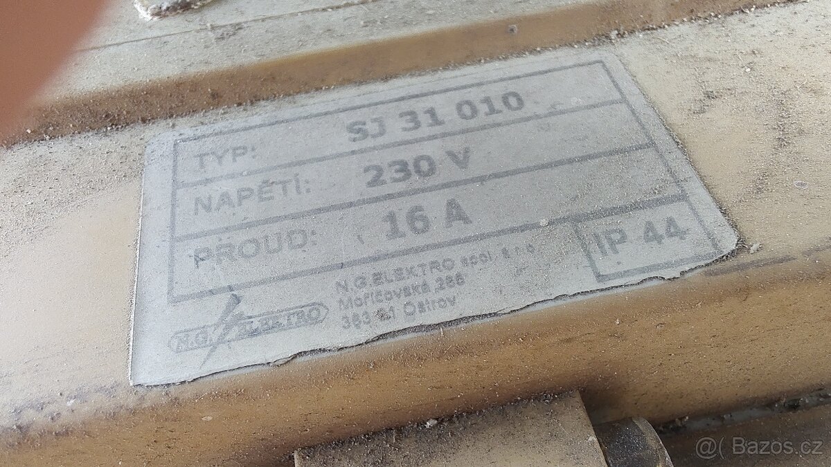 Stavební rozvaděč na nerezové noze s krytím 16A - 3