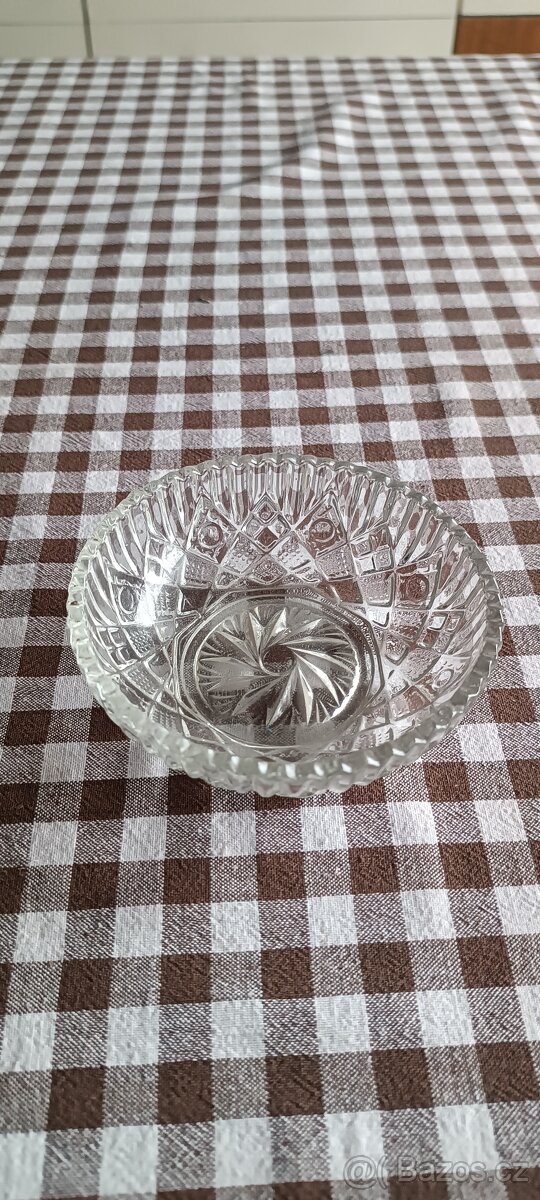 Skleněná miska s broušeným dekorem - 3