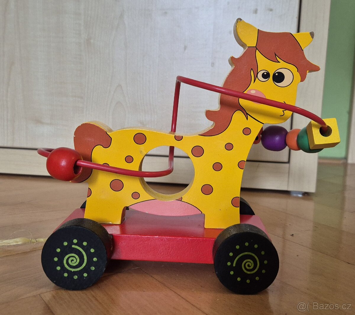 Dřevěný tahací kůň s korálkovým bludištěm. - 3