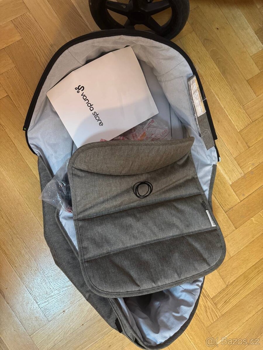 SLEVA 70%_Bugaboo fox 2 like new - 3