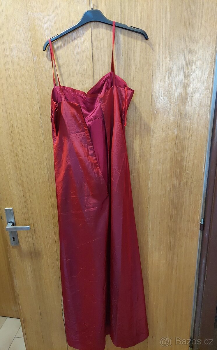 Dlouhé plesové šaty. - 3