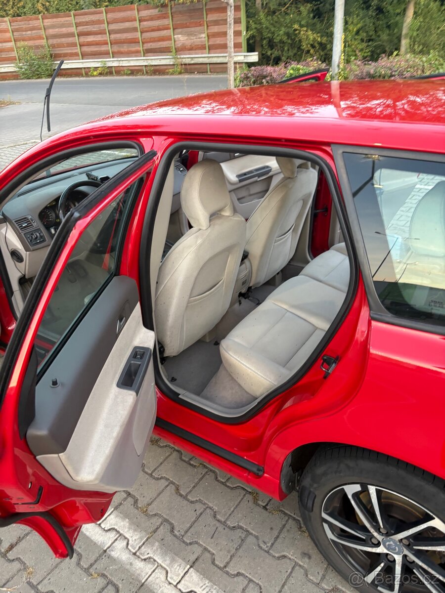 Prodám sedačky a tapce z Volvo v50 - 3