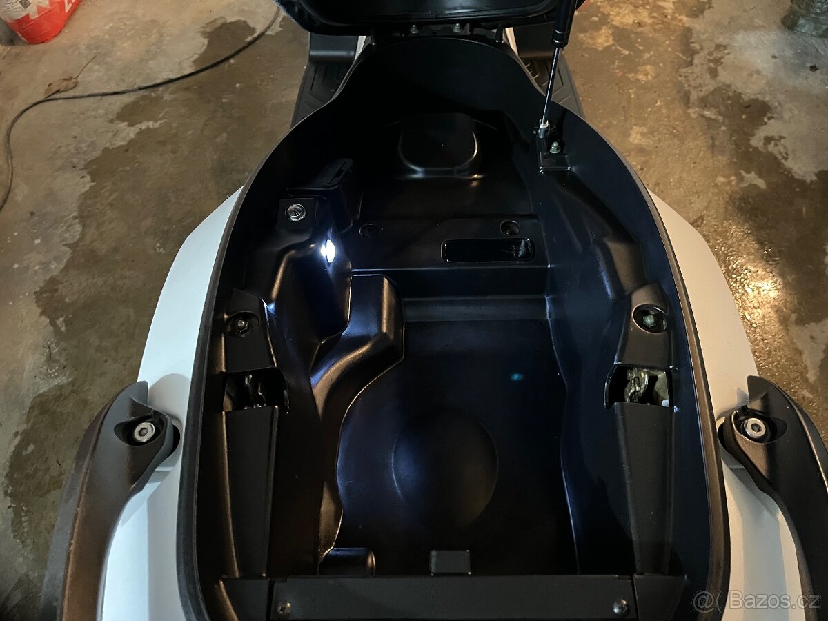 Kymco x town 125i - 3